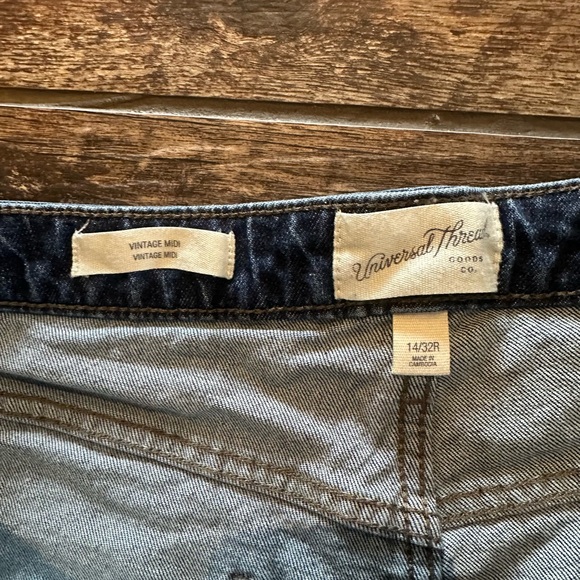 Universal Thread Dark Blue Jean Shorts - Picture 2 of 6